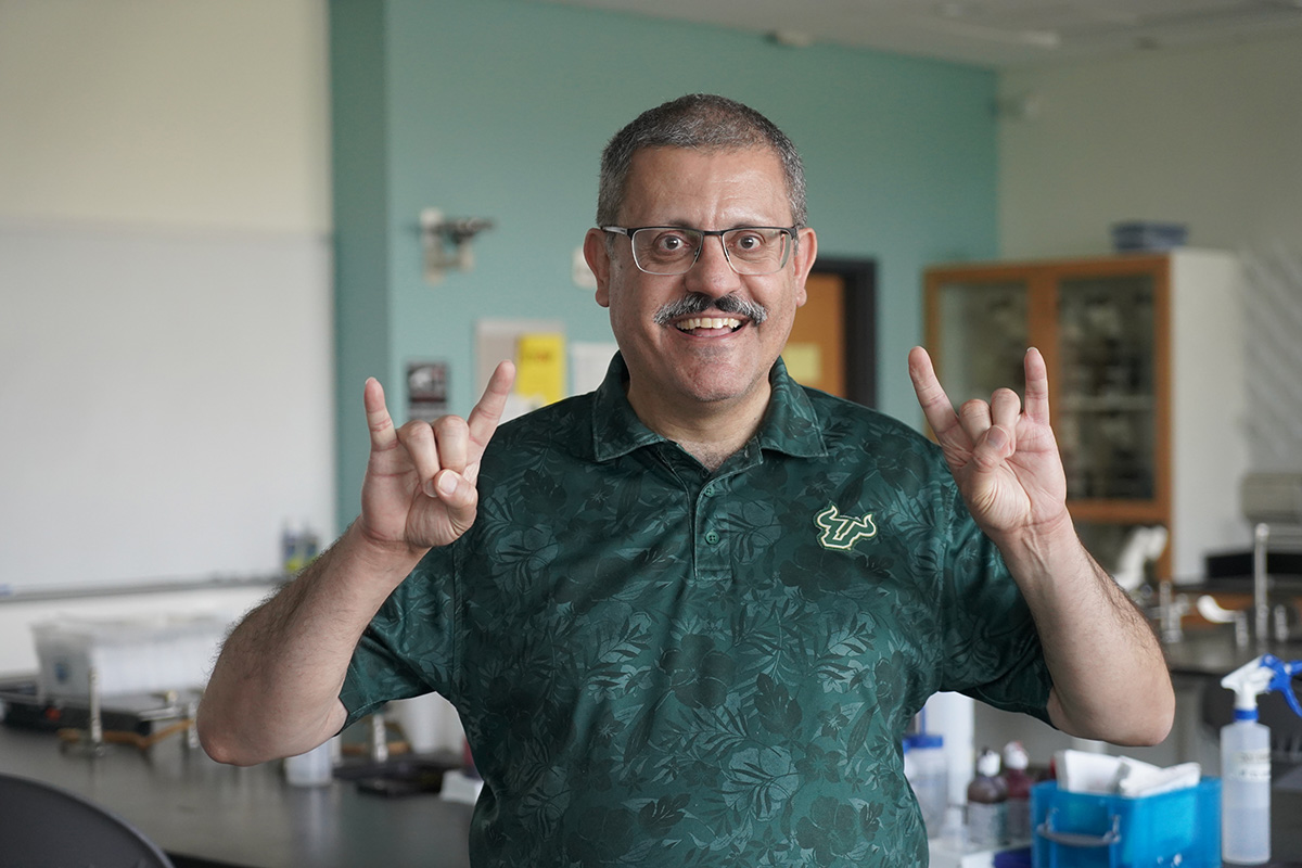 El-rady throwing up the bulls hand gesture