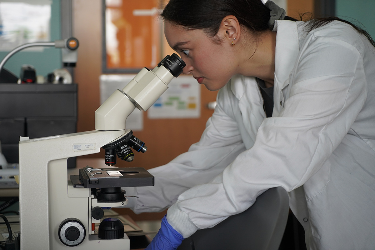 selina using microscope