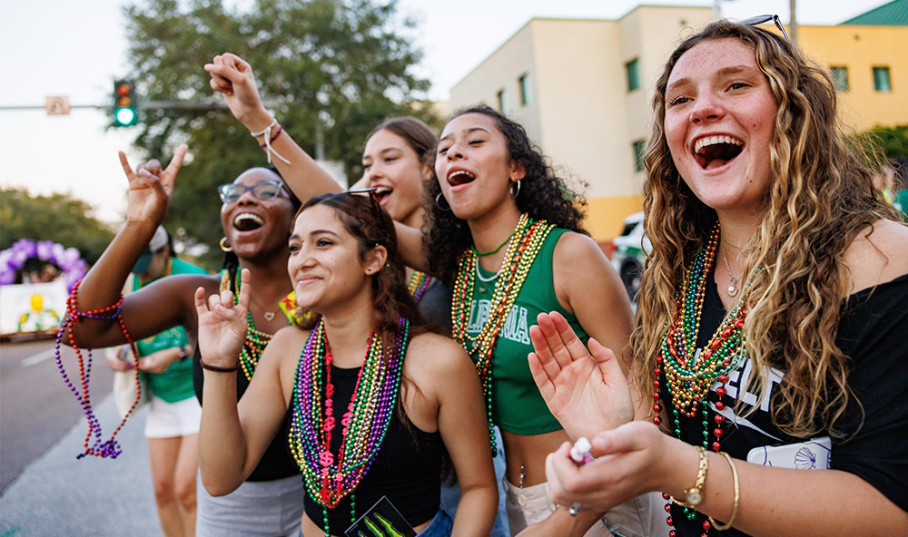 Group cheers on Homecoming parade on USF Tampa campus