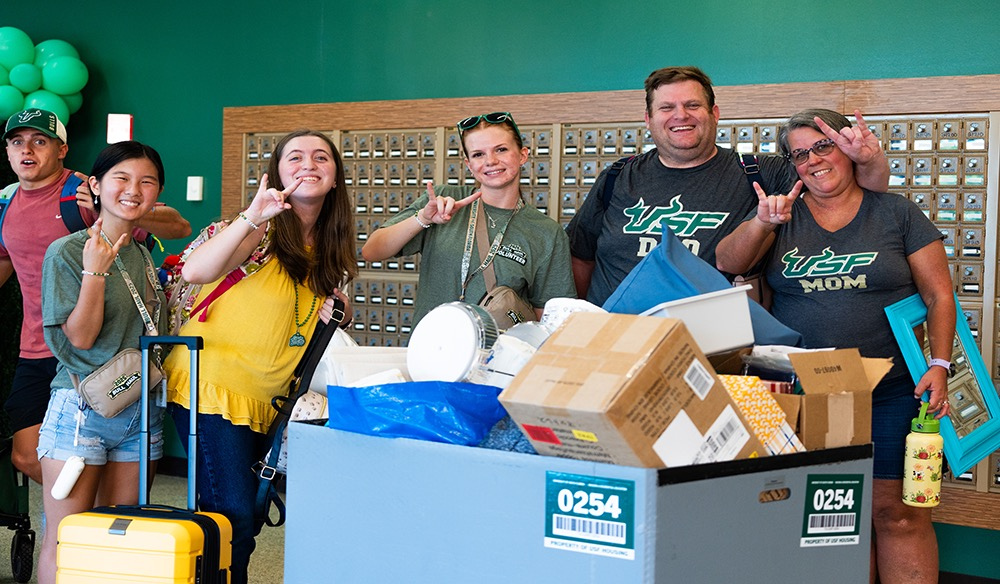 Students move into residence halls