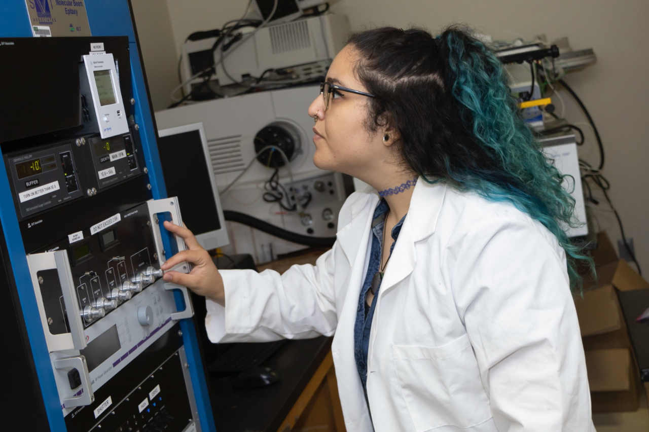 Daniela Zamora Alviarez dialing a knob in a lab
