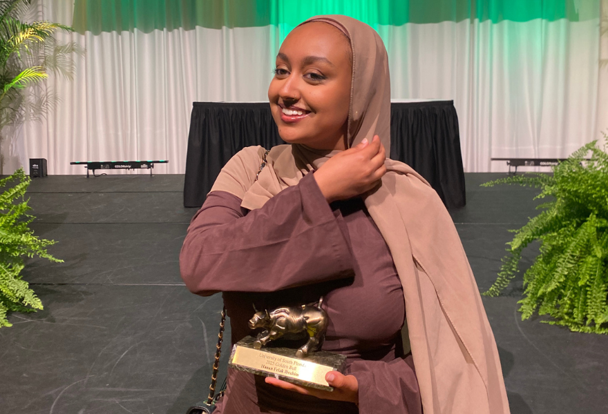 Hanan Ibrahim receiving Golden Bull Award