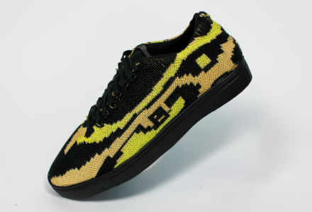 Sneaker with black and yellow knit design
