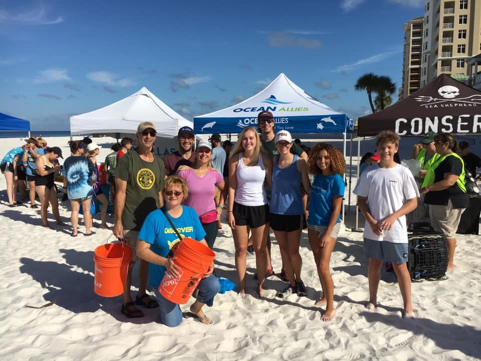 Dr. Brooke Hansen, Students & Faculty at the Ocean Allies Clearwater Beach Cleanup Oct. 2019