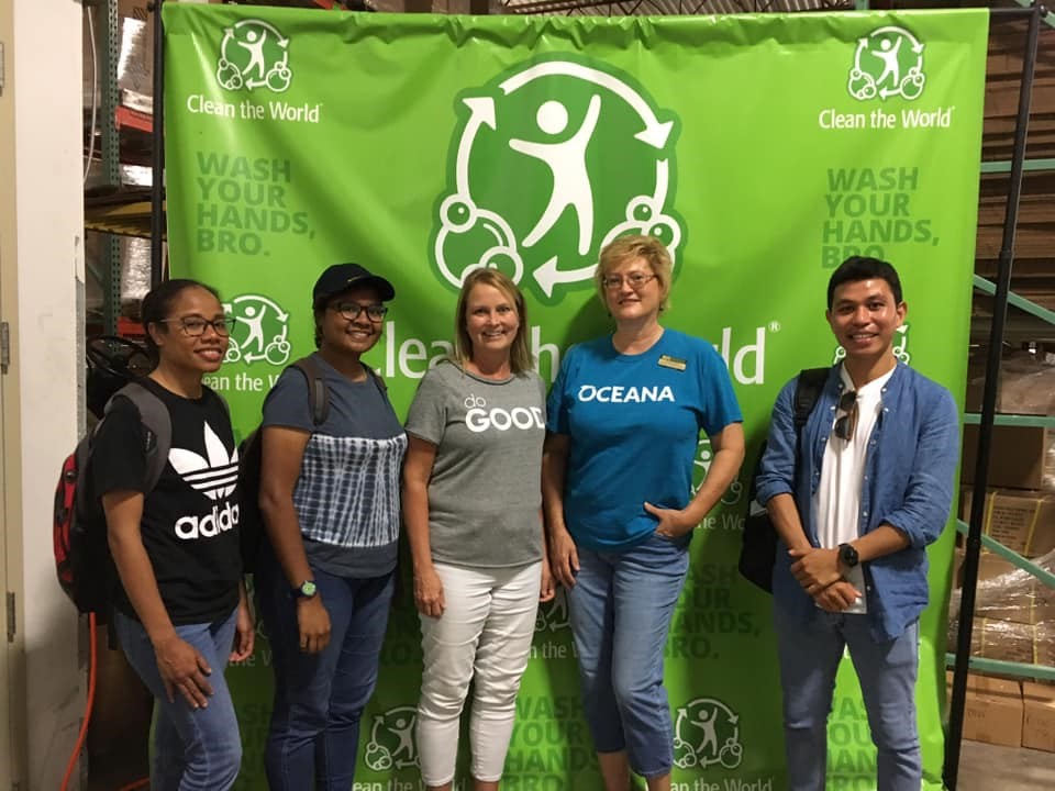 Dr. Brooke Hansen & a group of students volunteering at Clean the World Oct. 2019