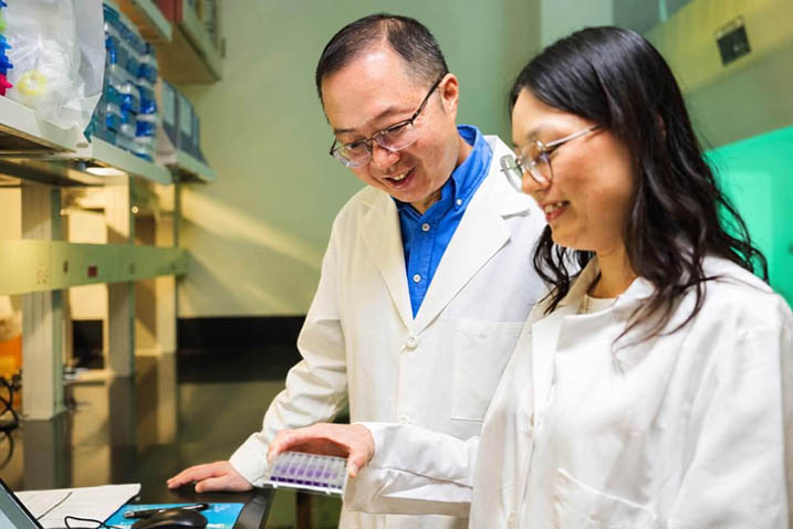 Dr. Yong Xu (left) and Dr. Hailan Liu