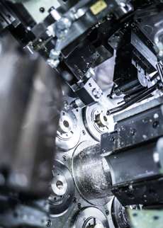 Universal spindle for PET stretch blow molding machines