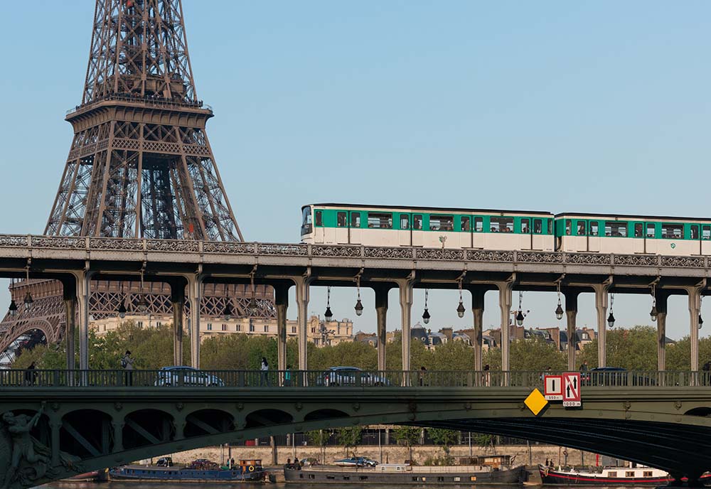 Paris Métro Line 6 train as it crosses the Pont de Bir-Hakeim to reach the rive droite. (Credit: DXR, Daniel Vorndran)