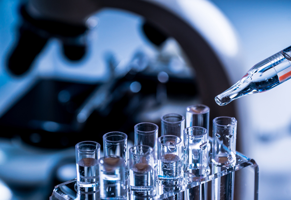 Therapeutic device with chemical treatment of endometriosis