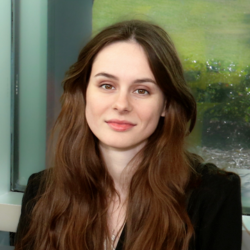 Headshot of Lindsay