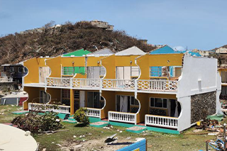 the same yellow hotel but with the roof gone