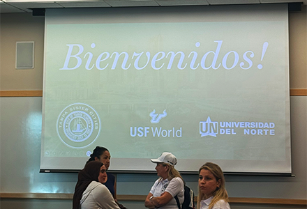 A screen that says "Bienvenidos" in a classroom
