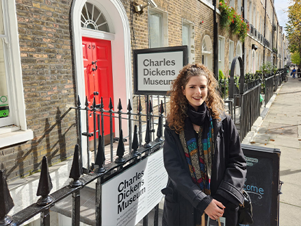Severn in front of Charles Dickens house