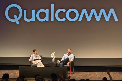 Eduarda Koop moderating a panel with Qualcomm CEO Cristiano Amon