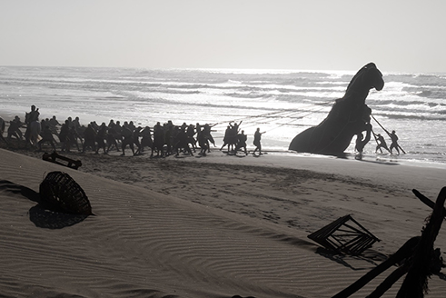 Trojan horse on the beach surrounded by soldiers
